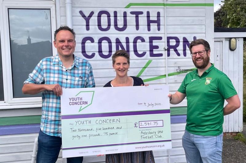 Aylesbury United Help Donate More Than £2k For Local Charity